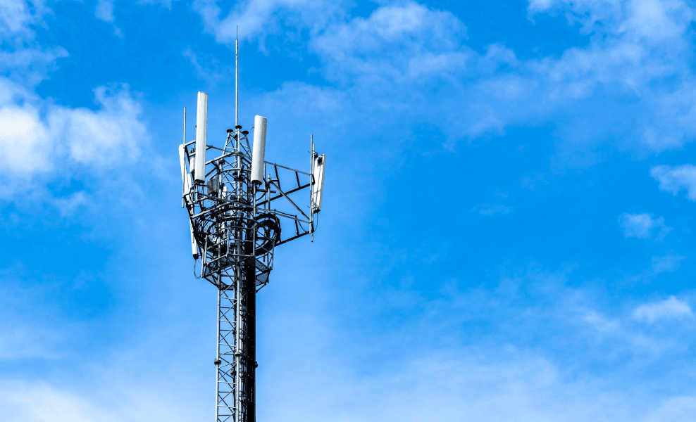 Mobile phone mast with mobile phone antennas